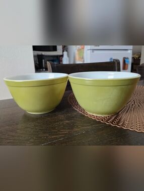 Pyrex Verde Set Of Two Vintage 1940's Olive Green Glass Bowl  1-1/2 Pint #401